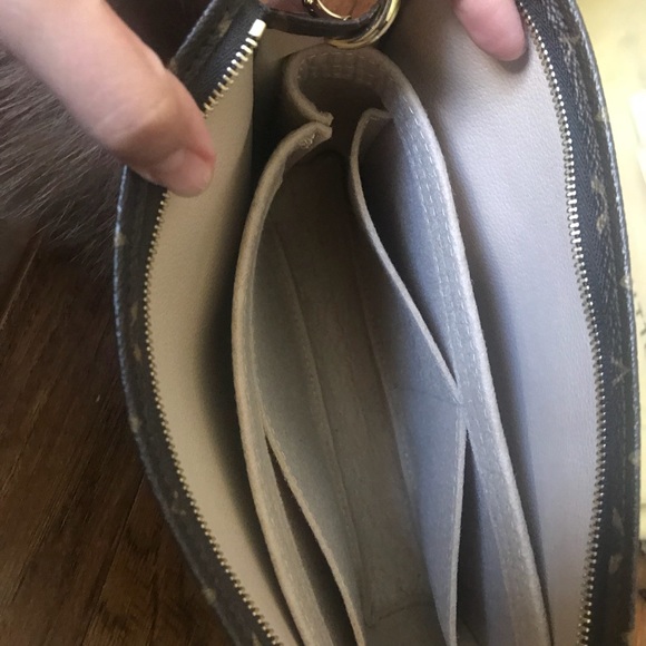 SOLD !!! LV Toiletry 26 - Picture 5 of 8